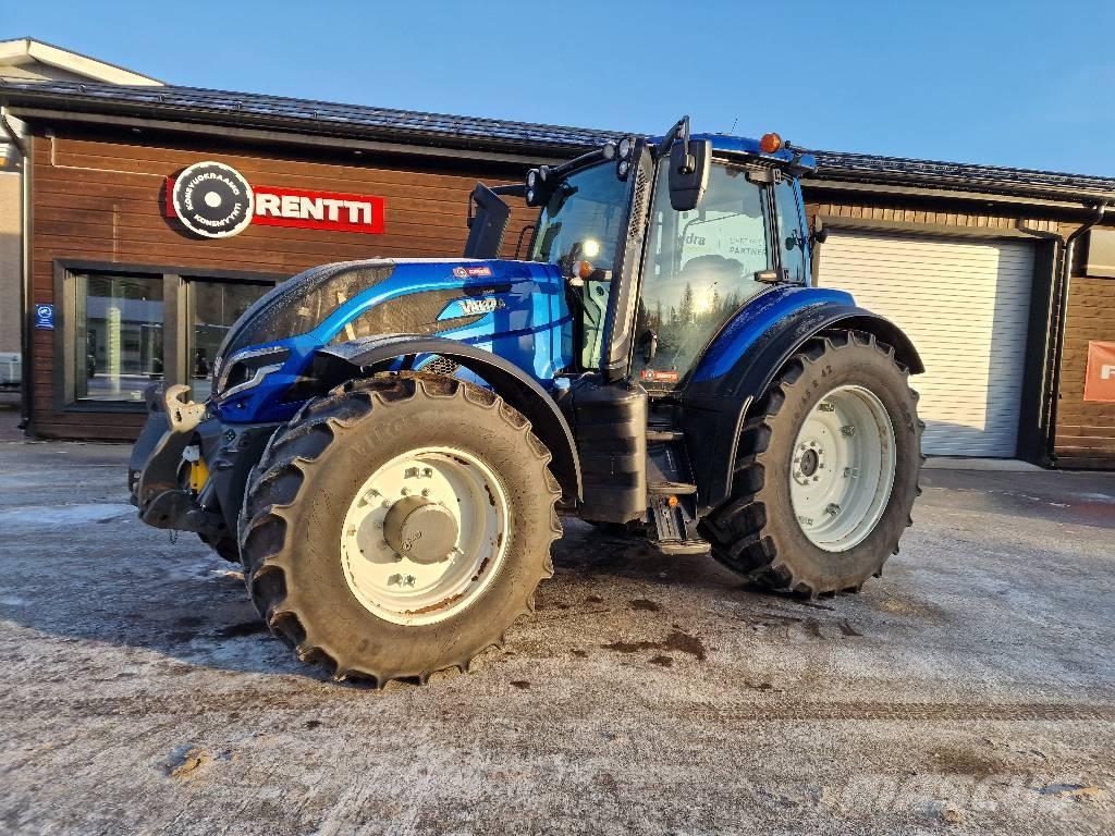 Valtra T 215 V الجرارات