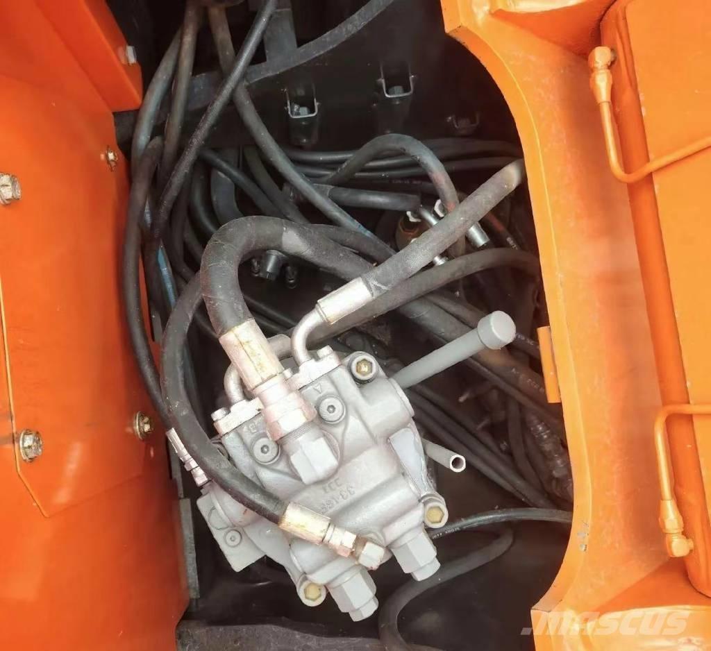 Hitachi 135US حفارات زحافة