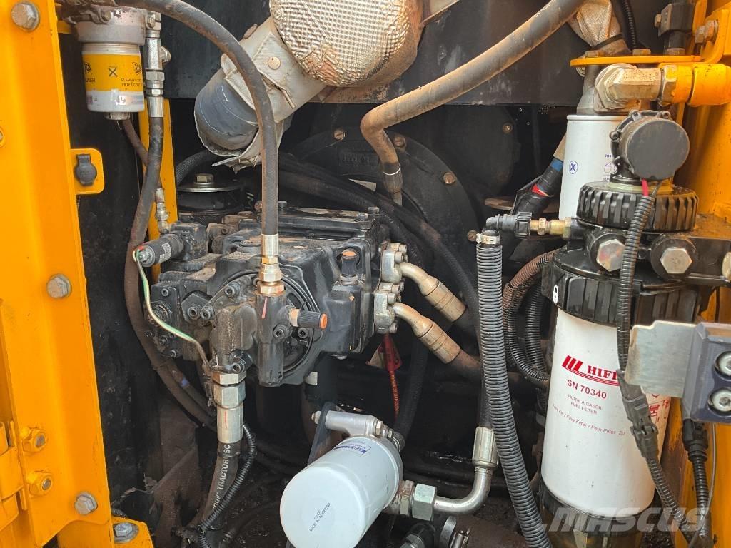 JCB JS 130 LC حفارات زحافة