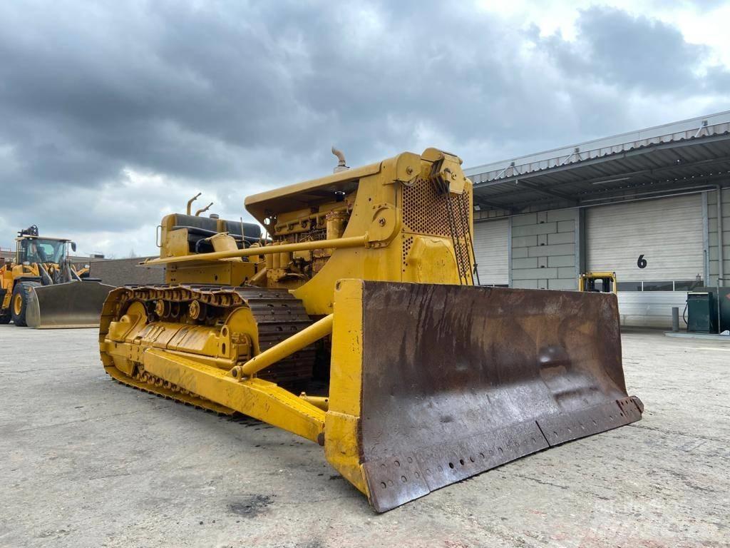 CAT D 8 بلدوزرات مجنزرة