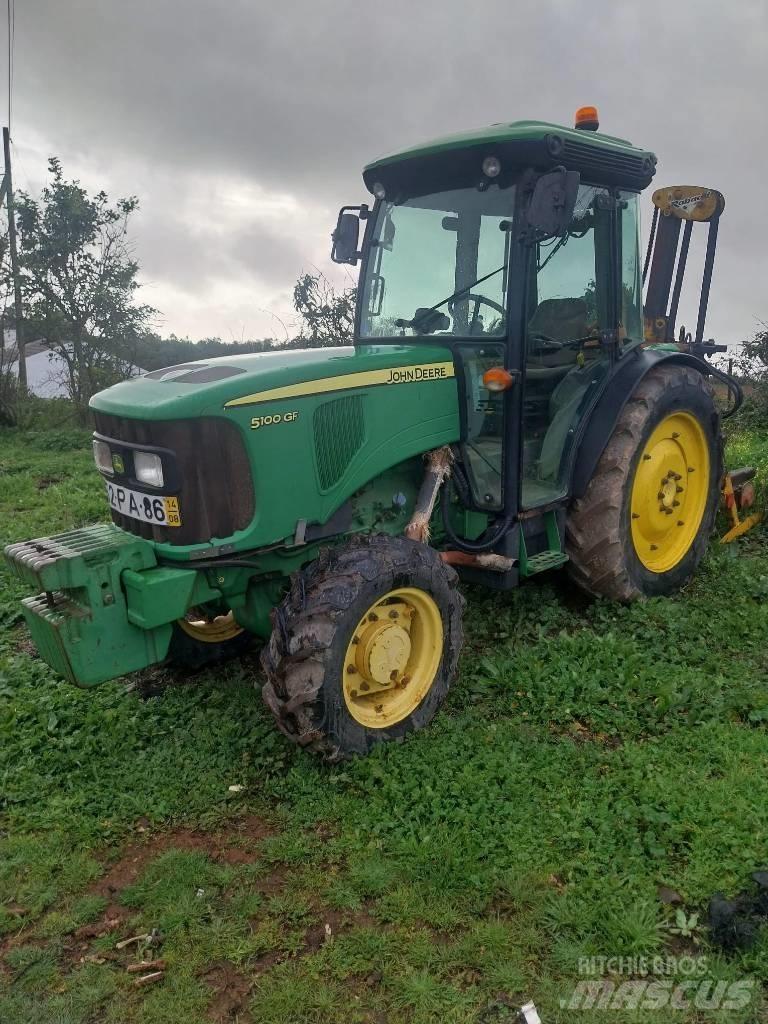 John Deere 5075 E الجرارات