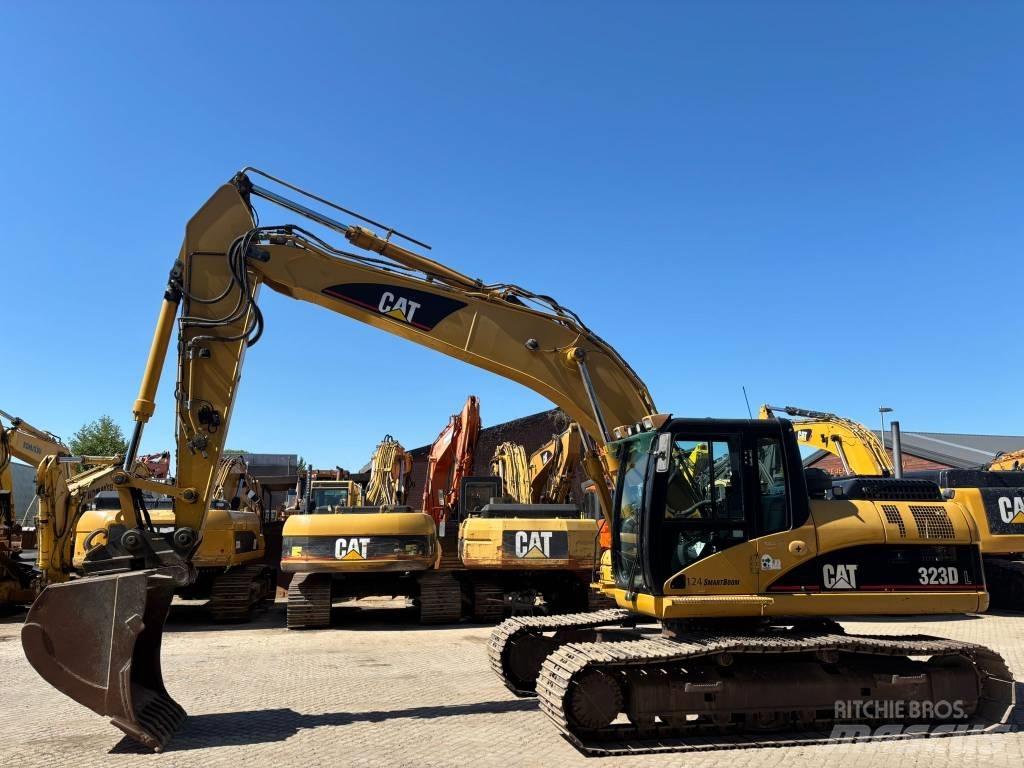 CAT 323 D L حفارات زحافة