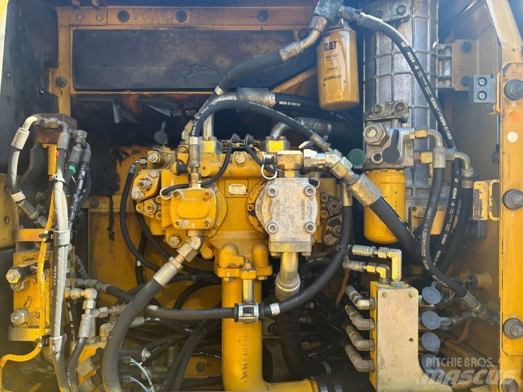CAT 323 D L حفارات زحافة