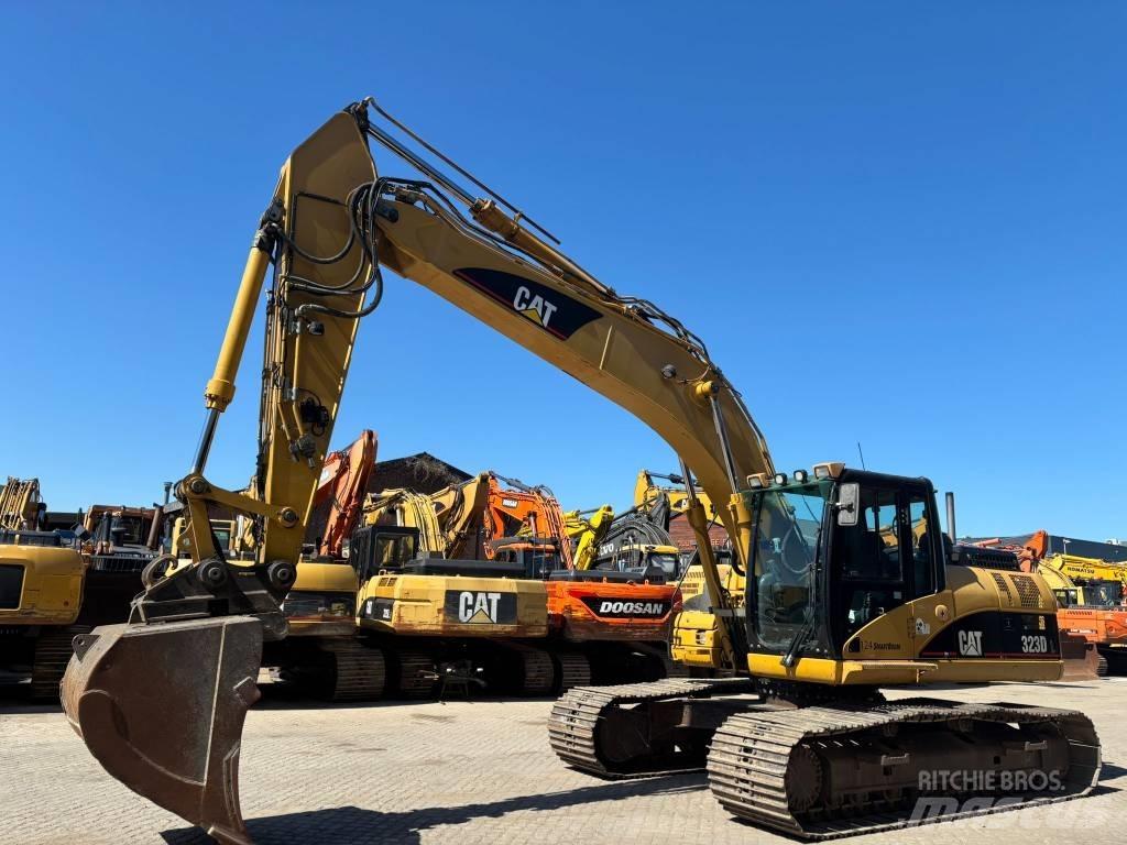 CAT 323 D L حفارات زحافة