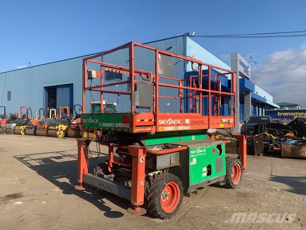 SkyJack SJ 6832 RT رافعات مقصية الشكل
