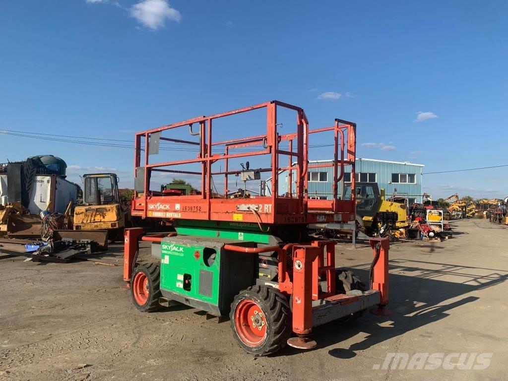 SkyJack SJ 6832 RT رافعات مقصية الشكل
