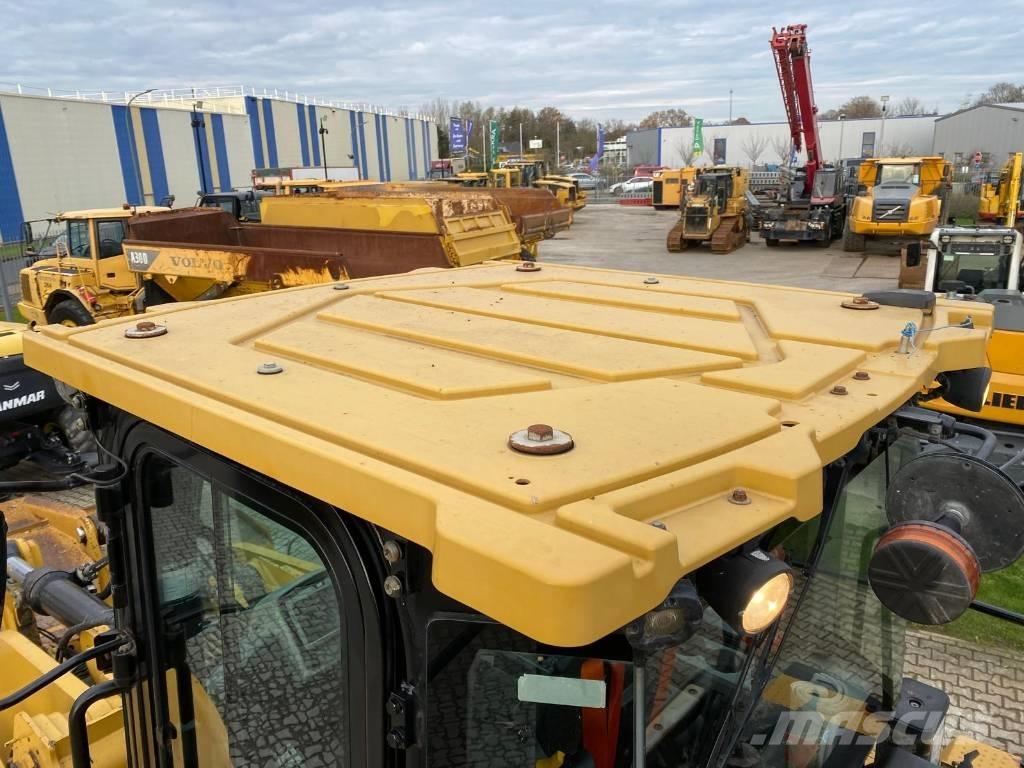 CAT 980M لوادر بعجل