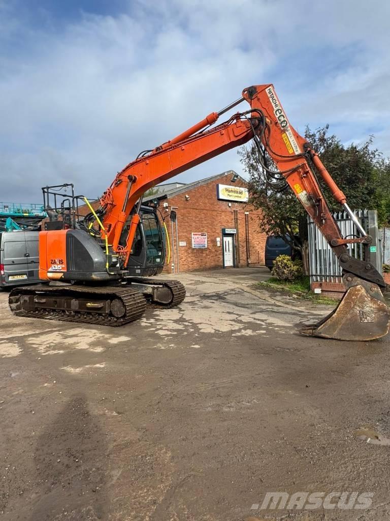 Hitachi ZX 135 US حفارات زحافة