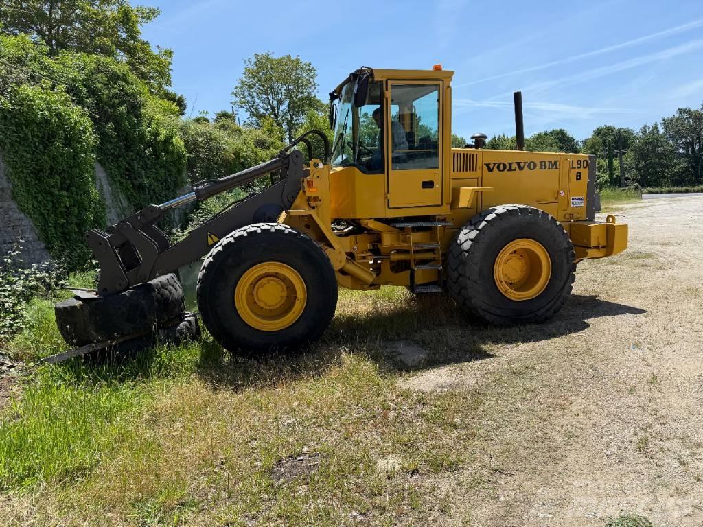 Volvo L90B لوادر بعجل