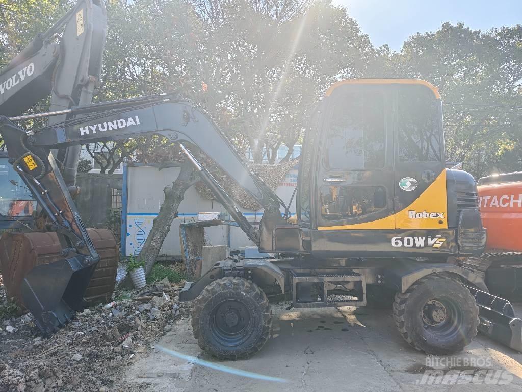 Hyundai R60W حفارات بعجل