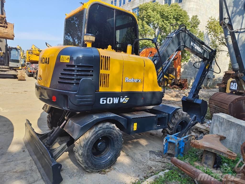 Hyundai R60W حفارات بعجل