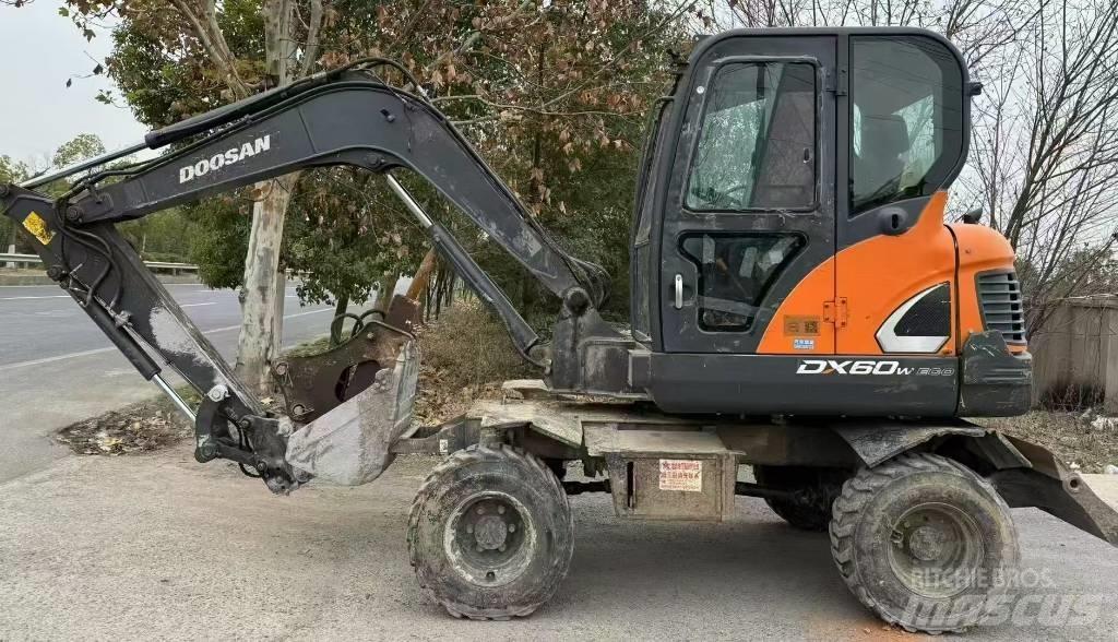 Doosan DX 60 حفارات بعجل