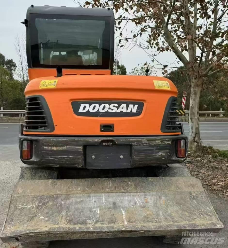 Doosan DX 60 حفارات بعجل