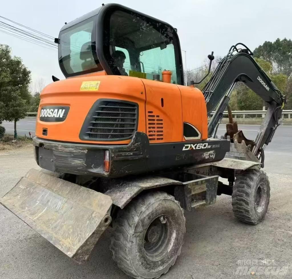 Doosan DX 60 حفارات بعجل