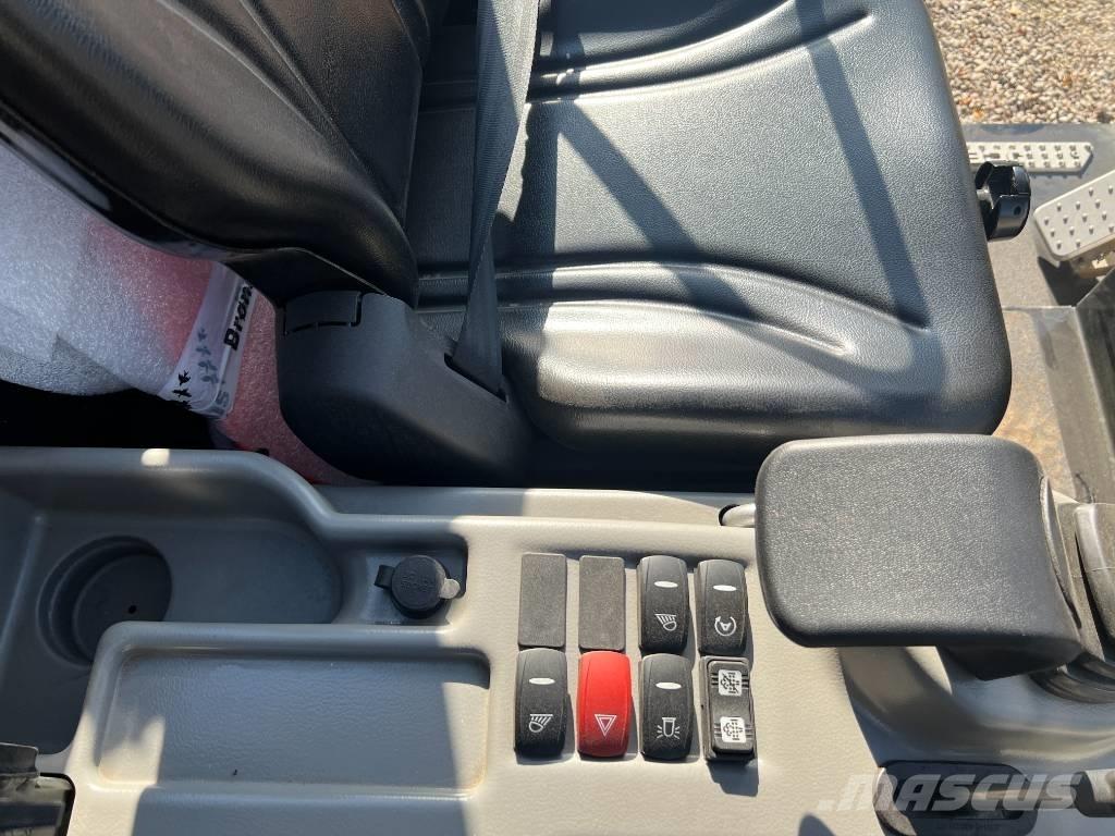 JCB 403 Plus لوادر صغيرة