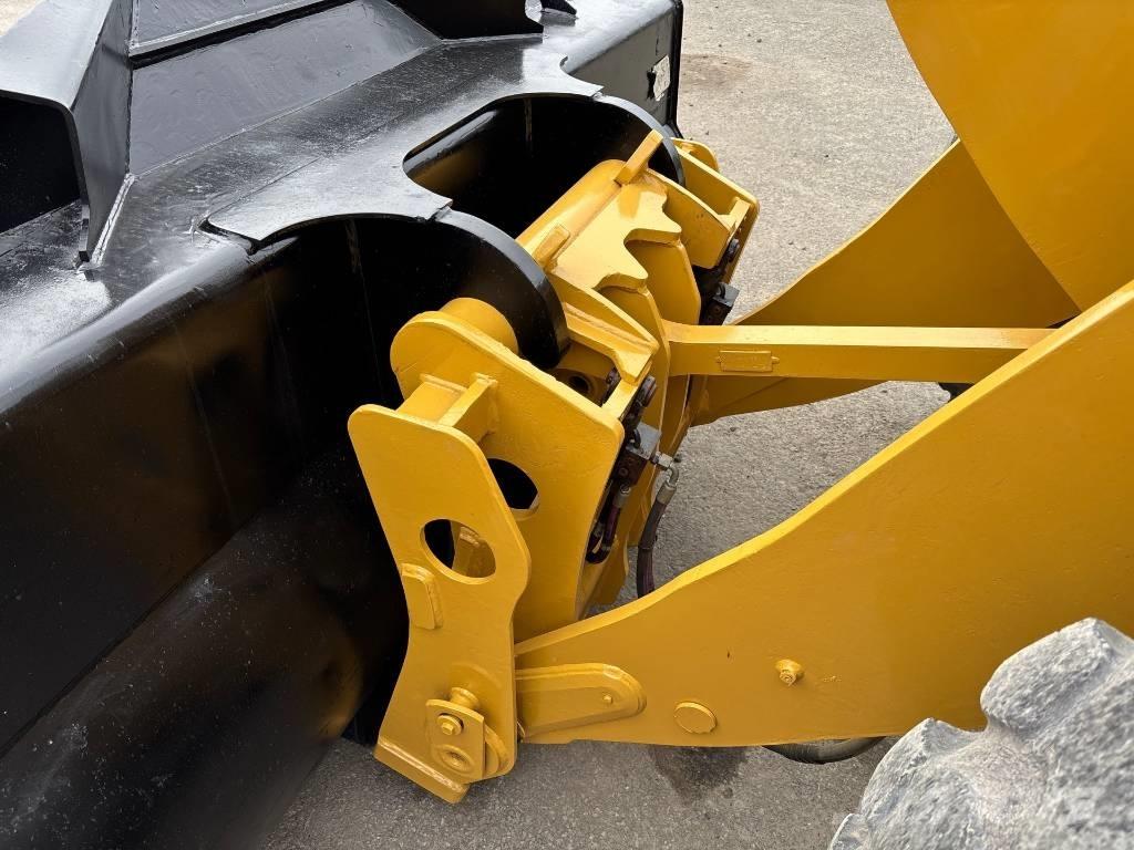 CAT 926M لوادر بعجل