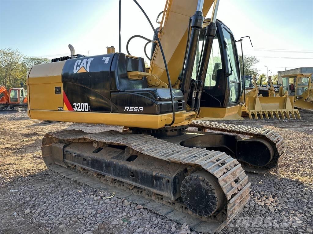 CAT 320 D L حفارات زحافة