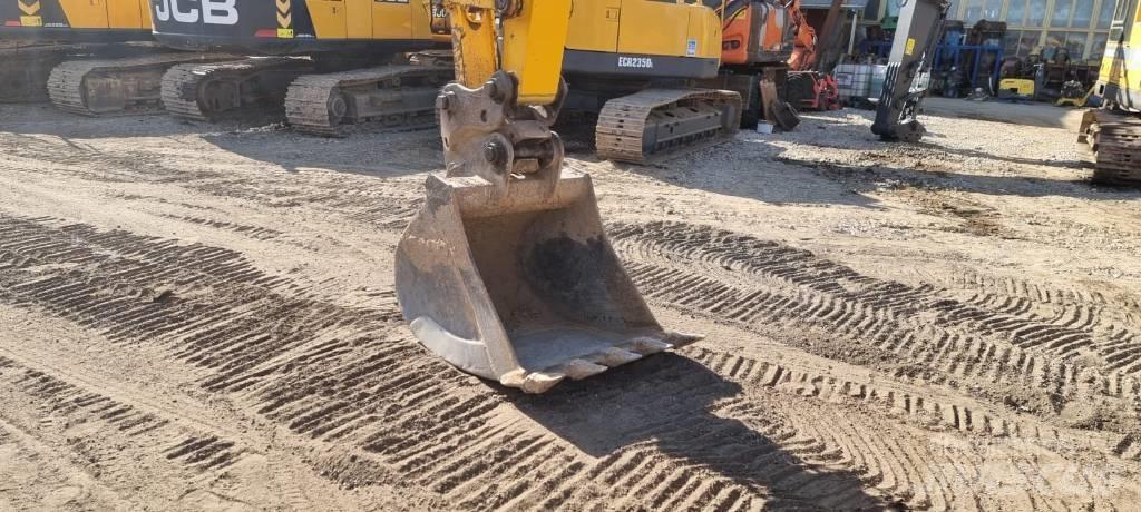 JCB JS 145 LC Plus حفارات زحافة