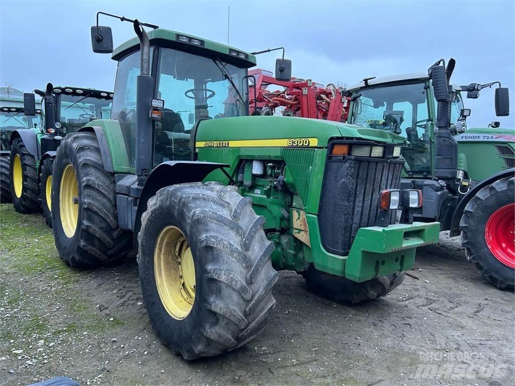 John Deere 8100 الجرارات