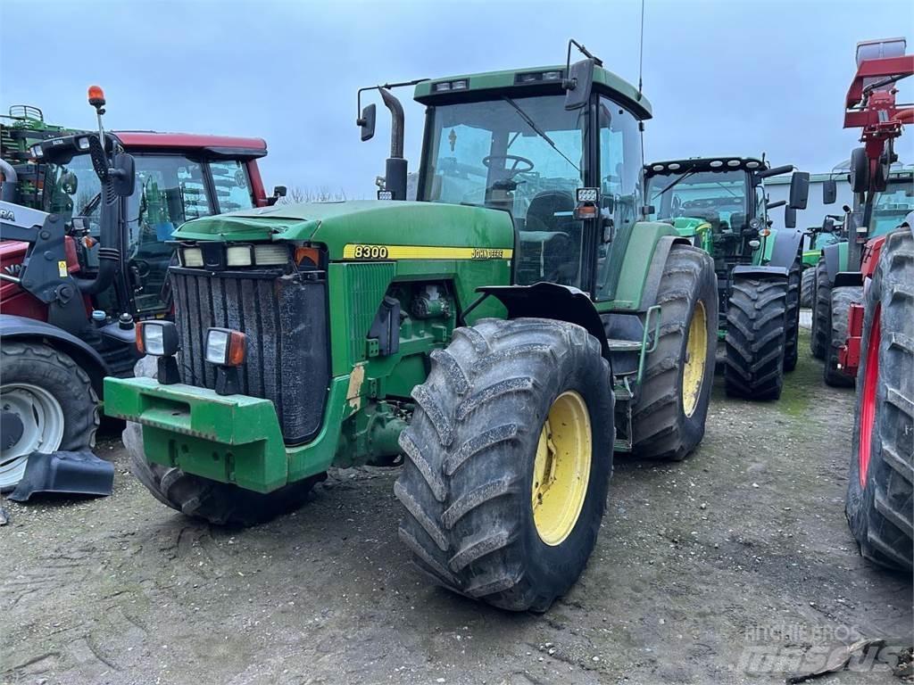 John Deere 8100 الجرارات