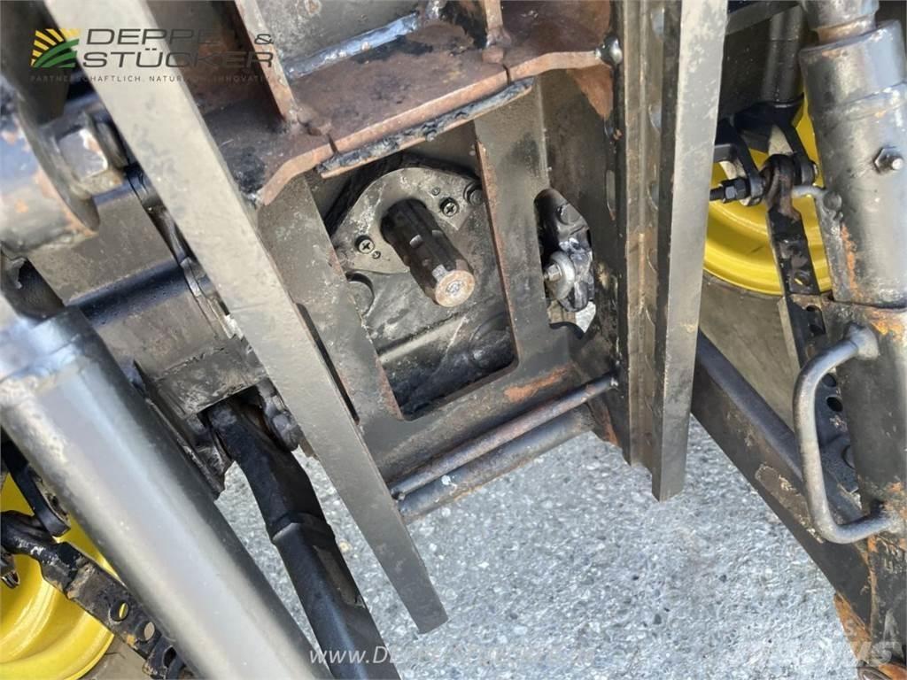John Deere 3320 جرارات مدمجة
