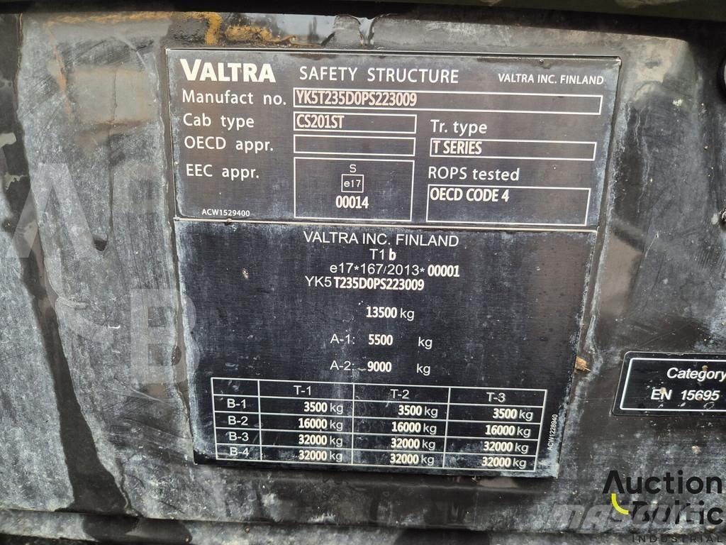 Valtra T235 الجرارات