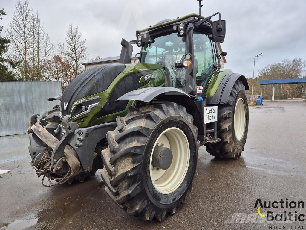 Valtra T235 الجرارات