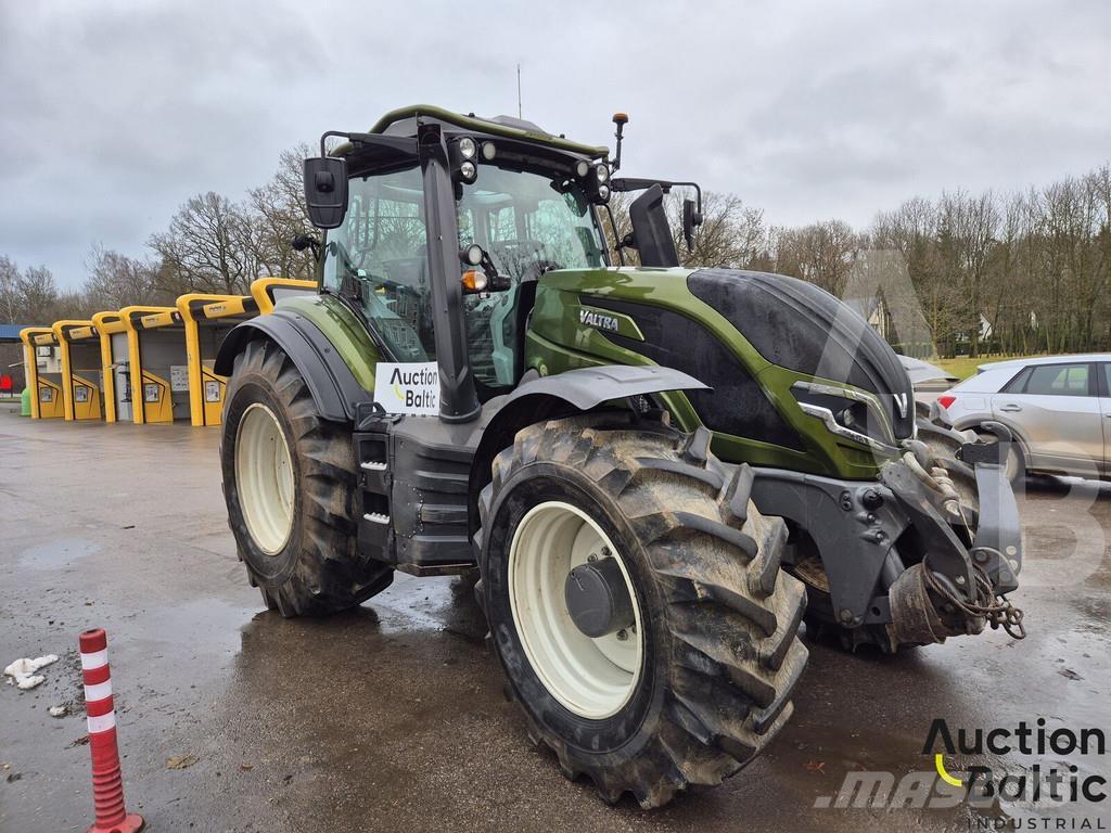 Valtra T235 الجرارات
