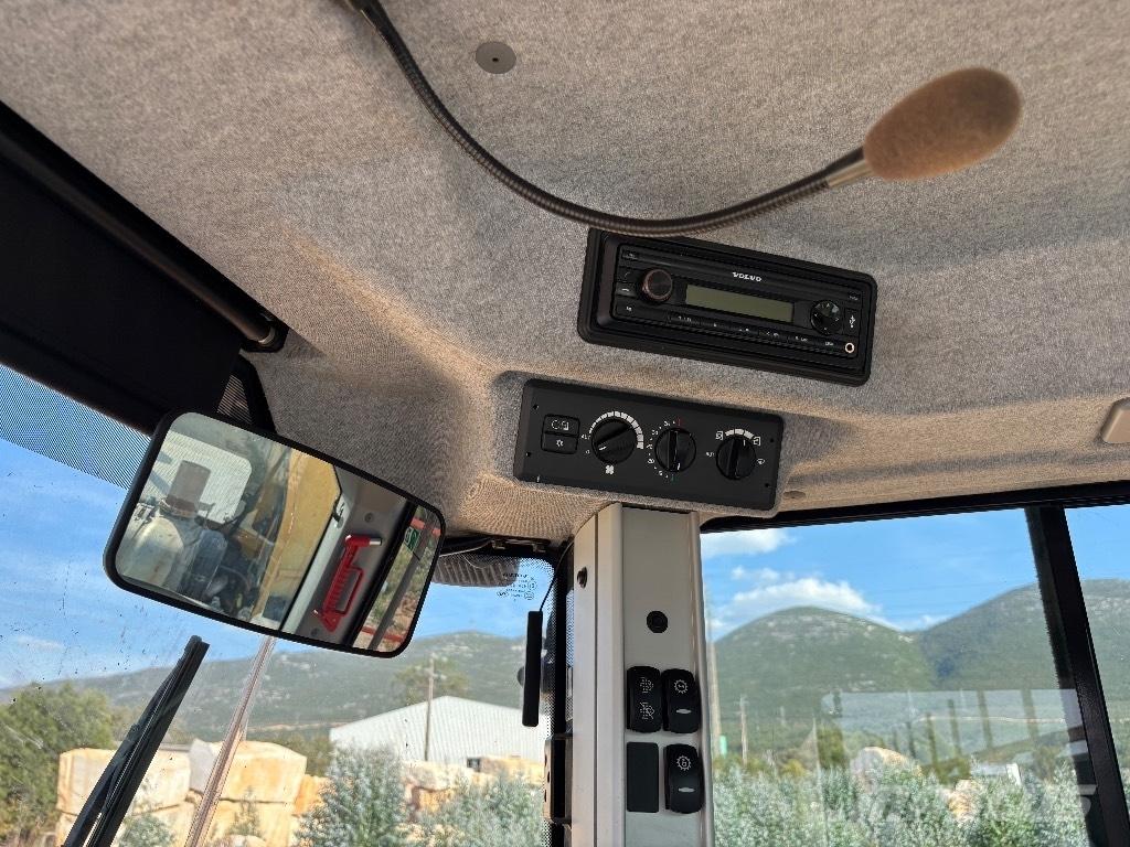 Volvo L 260 H لوادر بعجل