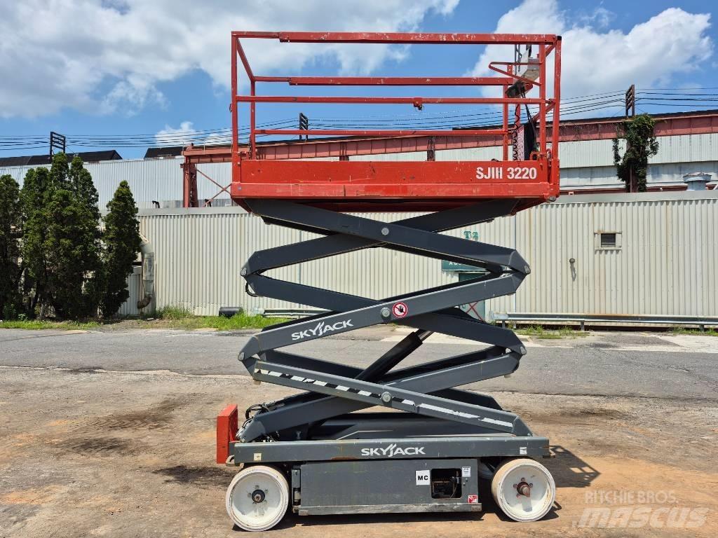 SkyJack SJ 3220 رافعات مقصية الشكل