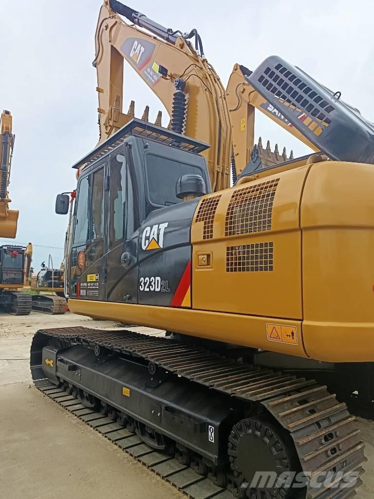 CAT 323 D L حفارات زحافة