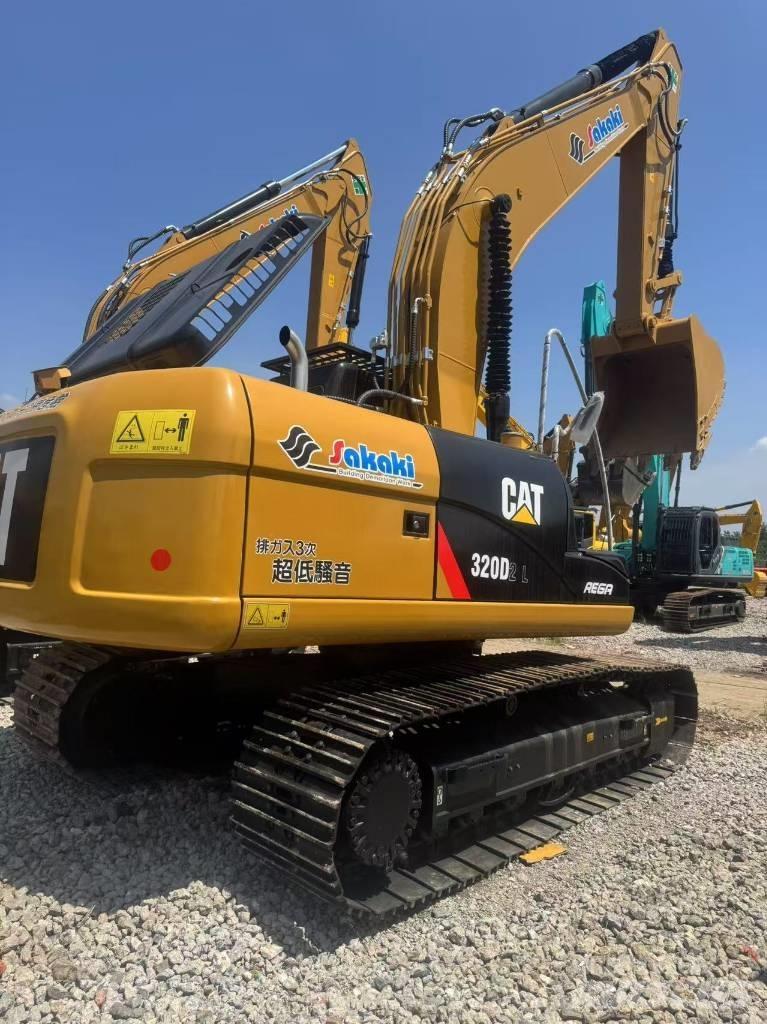 CAT 320D2 حفارات زحافة