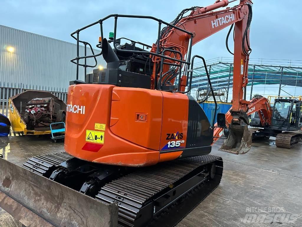 Hitachi ZX 135 US-6 حفارات زحافة