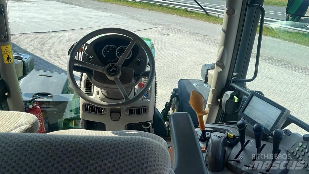 John Deere 6120 R الجرارات