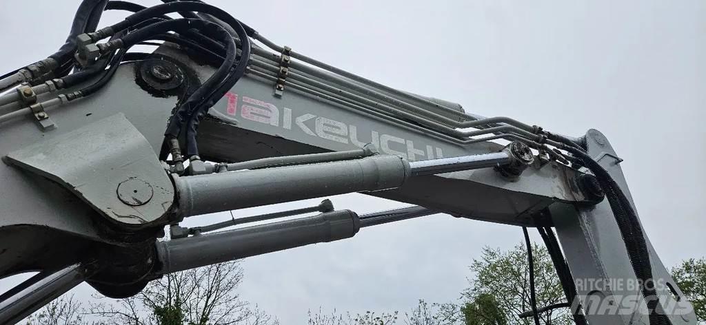 Takeuchi TB 175W حفارات وسط 7 طن - 12 طن