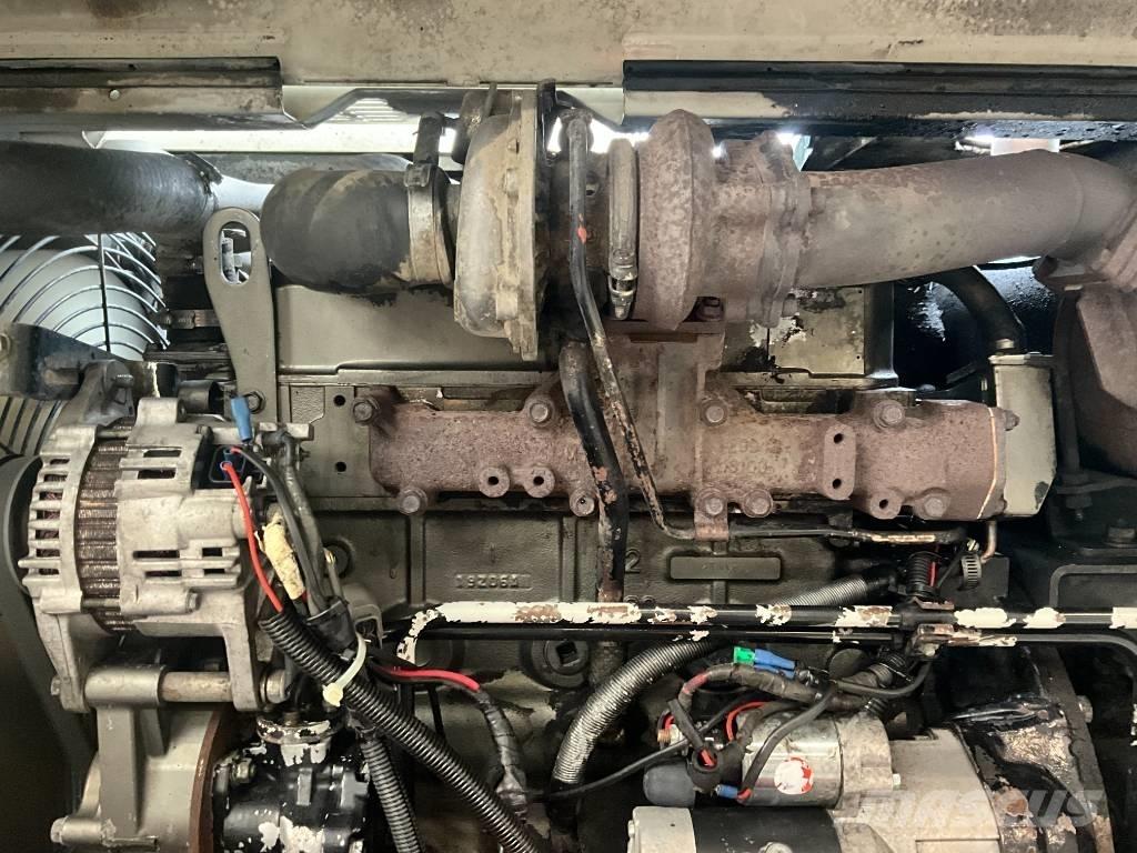 Takeuchi TB 175 W حفارات بعجل