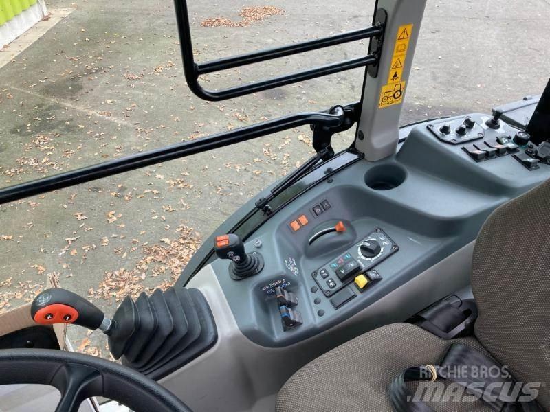 CLAAS NEXOS 260 L الجرارات
