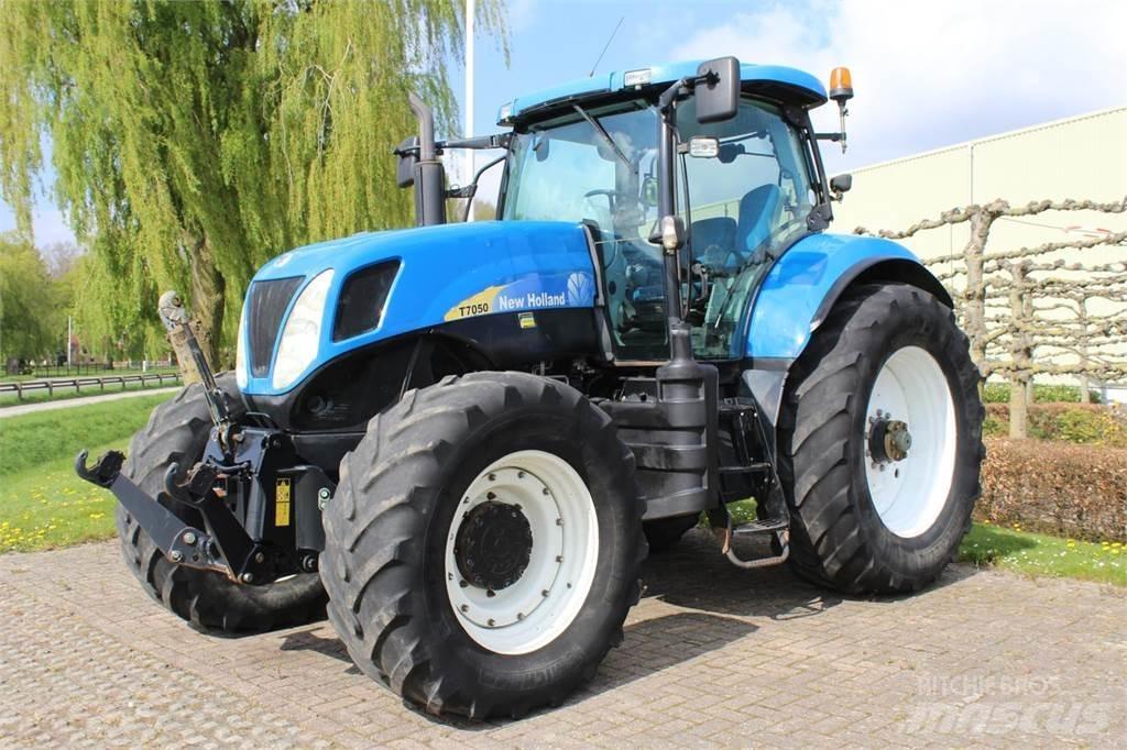 New Holland T7050 الجرارات