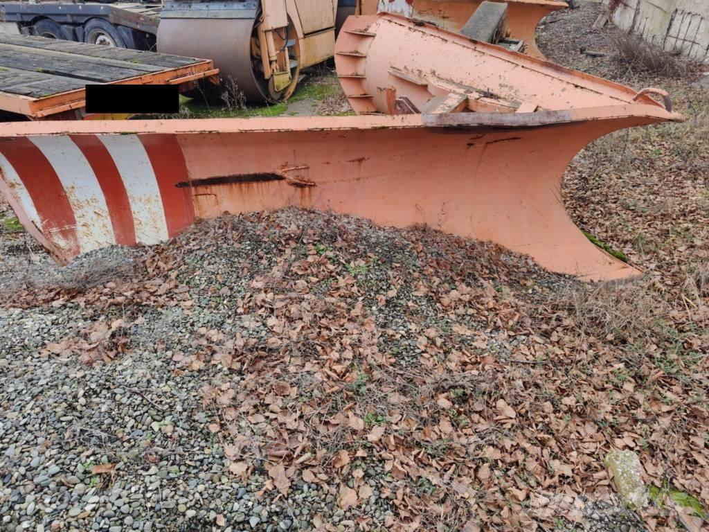 Unimog pług ciężki حراثات ونصول الجليد