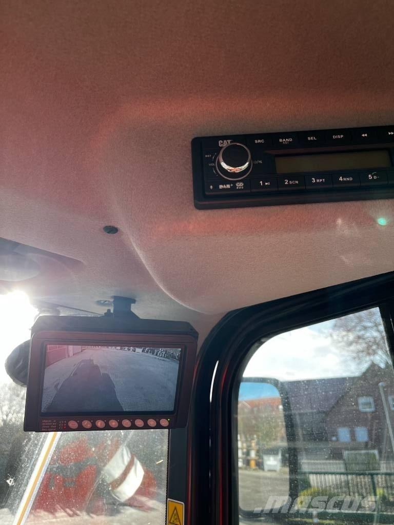 CAT 910 لوادر بعجل