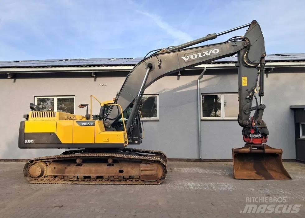Volvo EC 300 D L حفارات زحافة