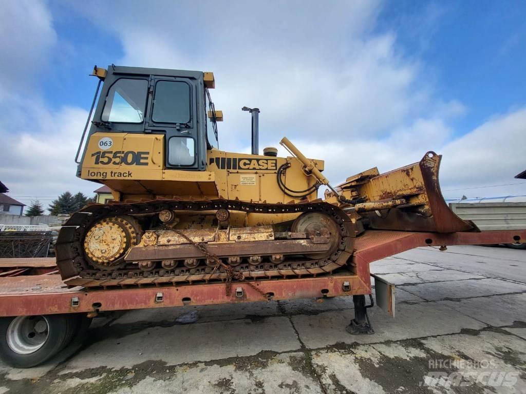 CASE 1550 E بلدوزرات مجنزرة