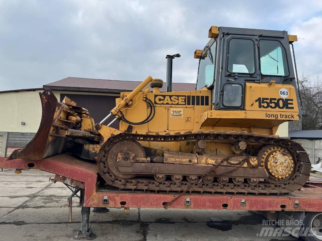 CASE 1550 E بلدوزرات مجنزرة