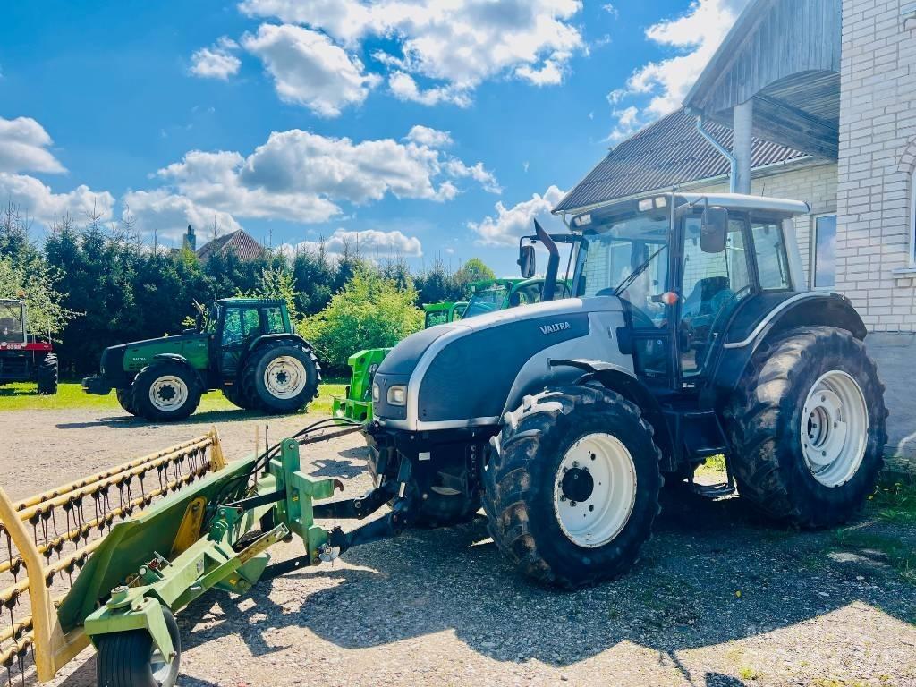 Valtra T 121 الجرارات