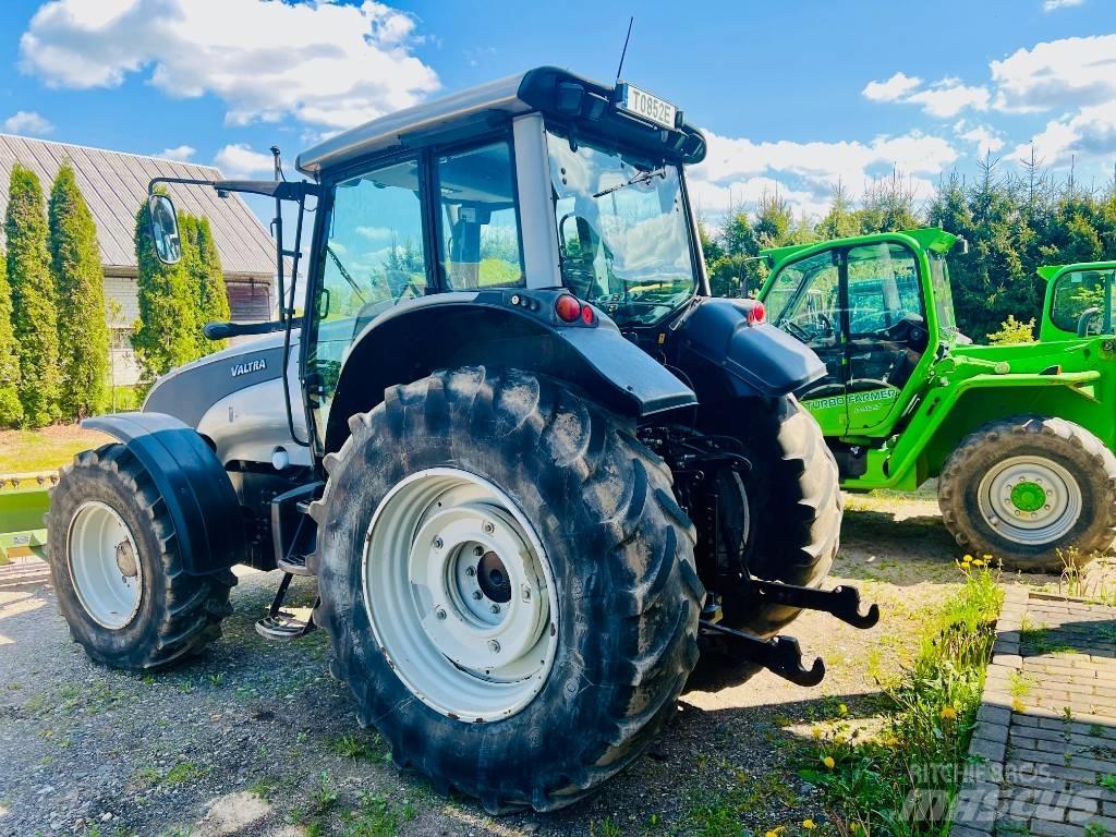 Valtra T 121 الجرارات