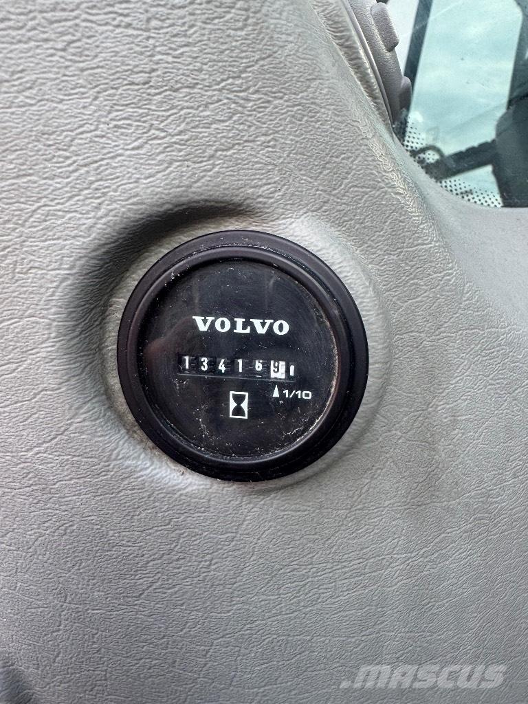 Volvo EC 250 EL حفارات زحافة