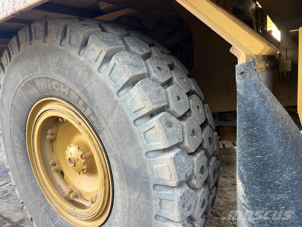 CAT 775 F شاحنات المخلفات الصلبة