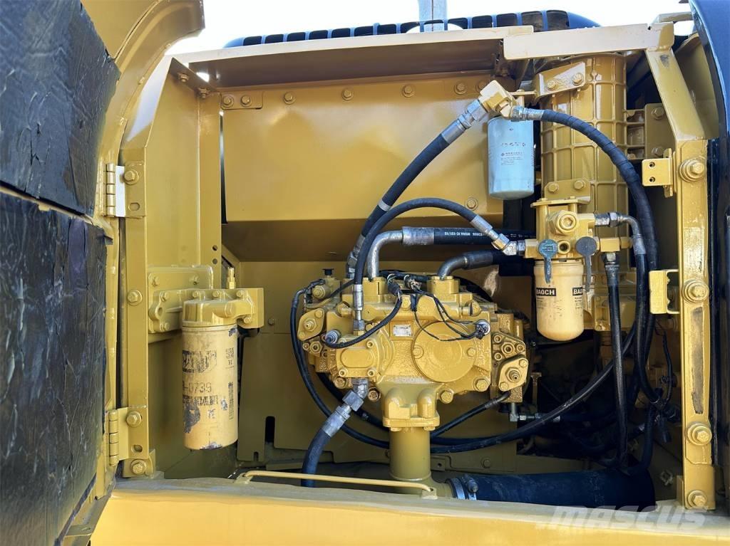 CAT 320D حفارات زحافة