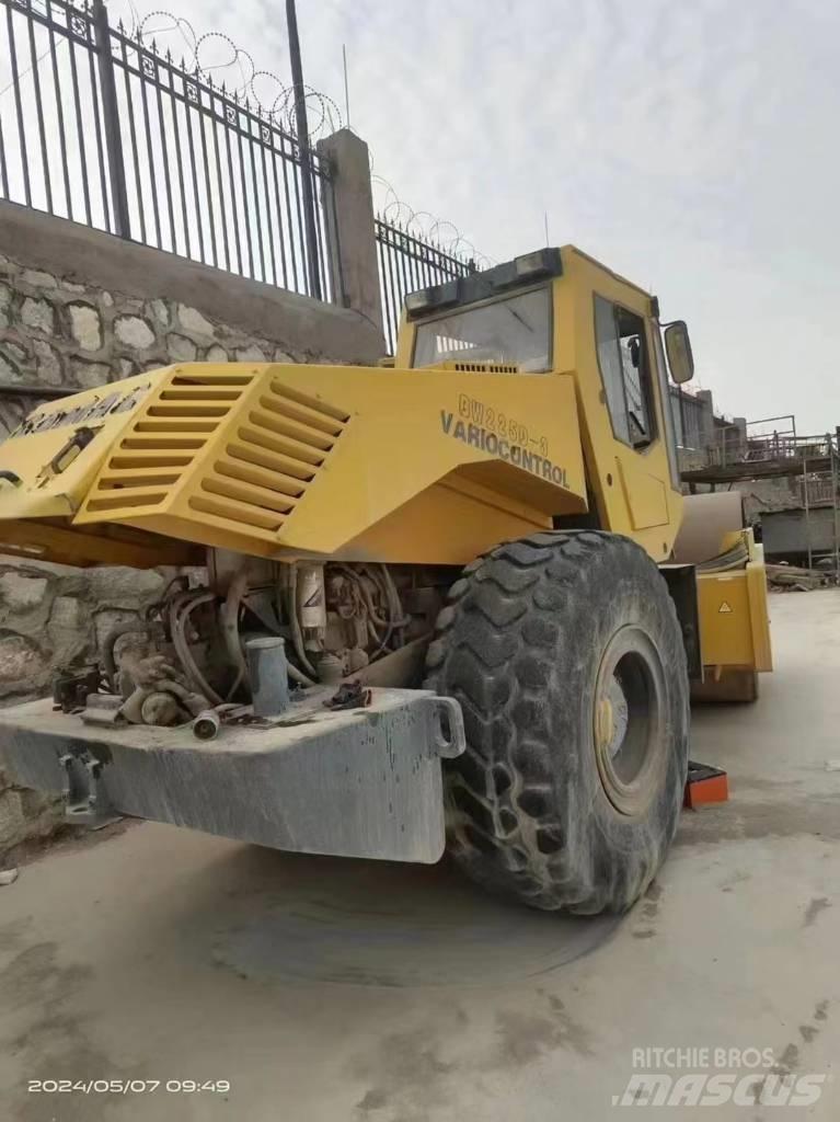 Bomag bw225d-3 مداحل ثنائية الاسطوانة