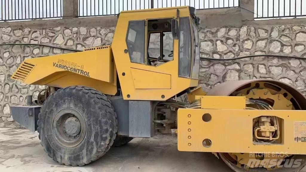 Bomag bw225d-3 مداحل ثنائية الاسطوانة